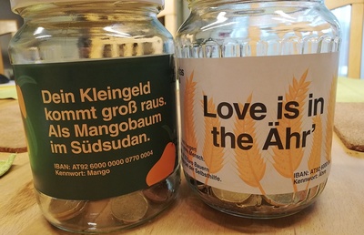 Die Gurkengläser laden mit kreativen Sprüchen zum Spenden ein. 