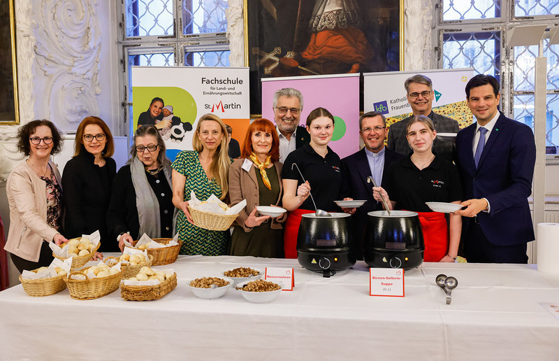 Viel Interesse beim Benefizsuppenessen im Grazer Priesterseminar.