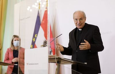 Am 23. April 2020 fand ein Pressestatement zu den Ma?nahmen gegen die Krise im Bundeskanzleramt statt. Im Bild Kultusministerin Susanne Raab (l.) und Kardinal Christoph Sch?nborn (r.).