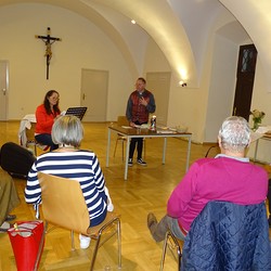 Biblische Texte aus dem Neuen Testaments in Wiener und Kärntner Mundart konnte man bei einer Lesung in der Pfarre Frohnleiten hören.