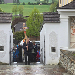 10 Pfarren machen eine Wallfahrt nach Mariapfarr im Lungau.