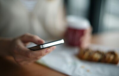 Der Griff zum Telefon und die Nummer 142 hilft vielen durch eine Krise.