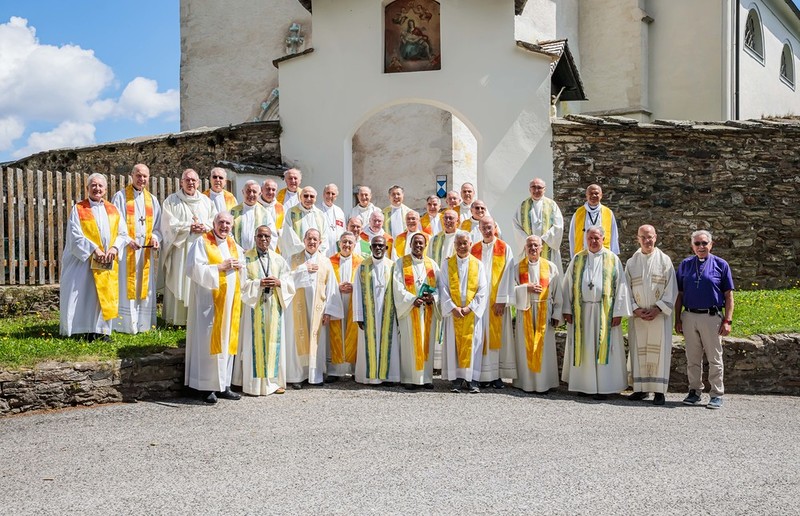 SONNTAGSBLATT, Gerd Neuhold Gruppenfoto des Bischofstreffen in Maria Osterwitz.