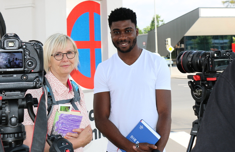 'Starmaniac' Fred Owusu mit Pilgerbeigleiterin Maria Elfriede Auer beim Dreh. 