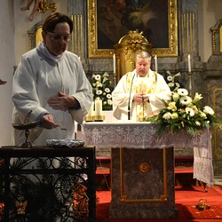 Pfarrer Claudiu Budău feiert mit der Pfarrgemeinde.
