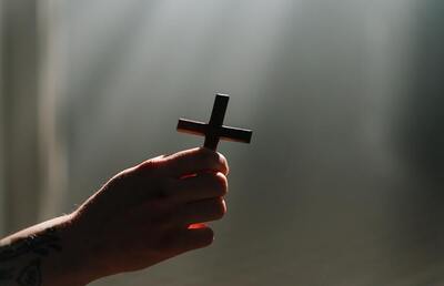 Weltweit gibt es mehr KatholikInnen, jedoch weniger Priester.