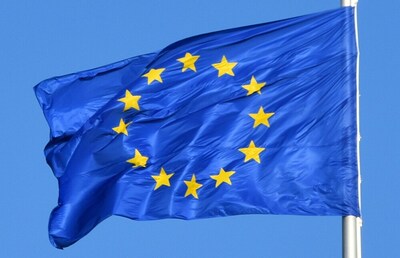 Die zwölf goldenen Sterne auf der EU-Flagge stehen für die Werte Einheit, Solidarität und Harmonie zwischen den Völkern Europas. Die Übereinstimmung mit dem Sternenkranz Marias ist die Folge eines Gelübdes des Belgiers Paul Lévi.