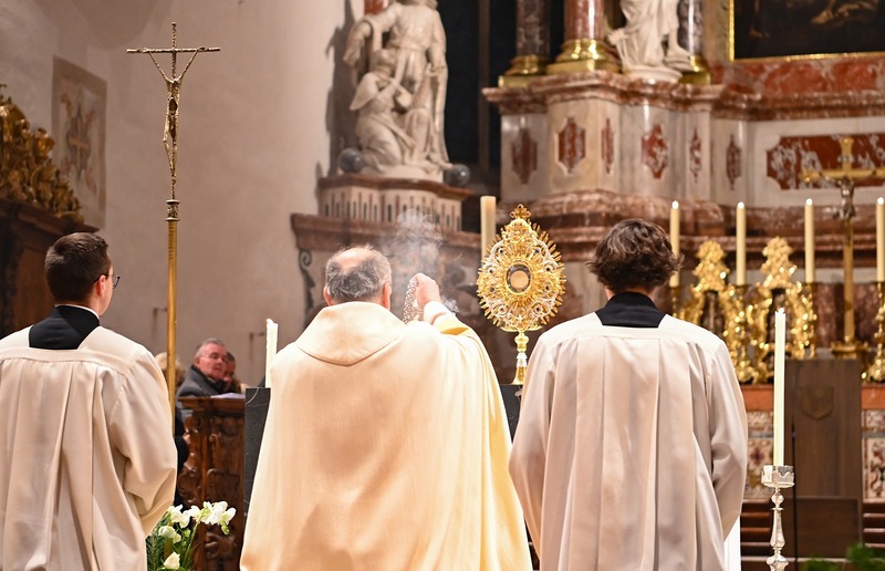 Anbetung während der Jahresschlussandacht / Christian Brunnthaler, Foto Christian Brunnthaler