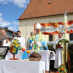Festmesse und Segnung des neu renovierten Pfarrhofes in Dobl mit Weihbischof Johannes Freitag.
