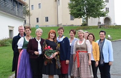 v.l.n.r.: Mag. Ulf Tomaschek (KA Vizepräsident), Barbara Laller, Lydia Zürn, Lydia Lieskonig, Elisabeth Lienhart, Andrea Krankenedel, Rosemarie Leitner, Mia Heil, Bernadette Weber, Mag.a Anna Hollwöger (KA Generalsekretärin)