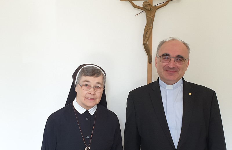 Bischof Wilhelm Krautwaschl freut sich mit der wiedergewählten Sr. Petra.