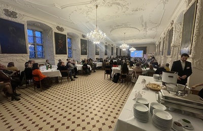 Full house im Refektorium des Grazer Priesterseminars beim Fastensuppenessen der Aktion Familienfasttag (Katholische Frauenbewegung).