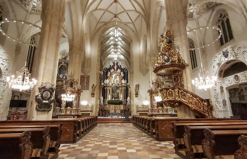 Der Hochaltar, der nach Entwurf Georg Kräxners 1730/33 errichtet wurde, besteht aus buntem Marmor. Er ist ein Hauptwerk der spätbarocken Altarbaukunst in der Steiermark.