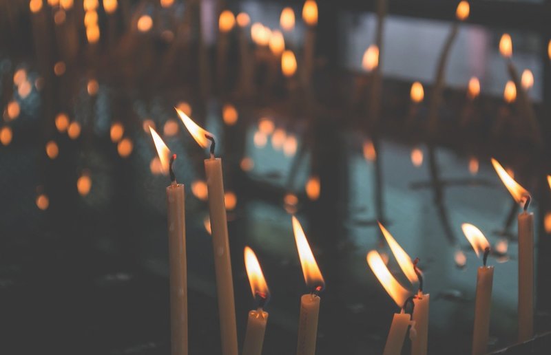 Brennende Kerzen als Zeichen der Solidarität mit dem Personal in den Spitälern und Gesundheitseinrichtungen und zum Gedenken an die über 13.000 Menschen, die in Österreich an den Folgen der Coronapandemie gestorben sind.