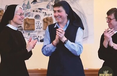 Sr. Antonia, Sr. Maria und Sr. Maria stecken auf TikTok durch ihre Fröhnlichkeit an.