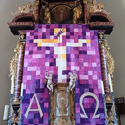 Margarethe Gollob entwarf das Motiv, mit Sylvia Ranegger wurde die Idee in Patchworkoptik ausgeführt.