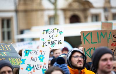 Weltweit organisieren SchülerInnen und StudentInnenen Proteste für eine klimafreundlichere Politik.