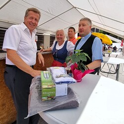Bürgermeister Hubert Holzapfel, Margret Hofmann, Pfarrer Claudiu Budău 