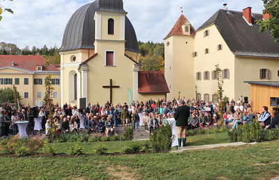 Der Kraftort wurde am 11. Oktober 2026 feierlich eröffnet.