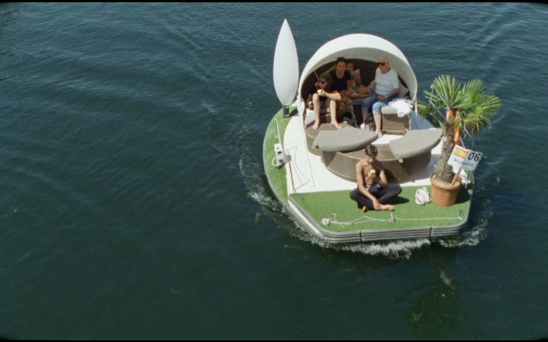 AUGUSTS ORTE Im europäischen Urlaubsmonat fährt die Filmemacherin von Marokko nach Österreich, sie folgt der Fluchtroute ihres Schwagers.