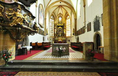 Ein noch größeres Gefühl der Zusammengehörigkeit soll erlebbar werden, wenn die BesucherInnen nicht in den Bänken Platz nehmen, sondern sich um den Altar versammeln. 