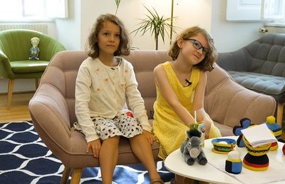 Kinder erzählen, wie sie die Heilige Messe erleben. Expertinnen und Experten erklären die Hintergründe.