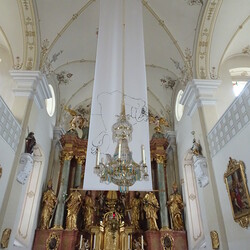 Für die Pfarre Arnfels gestaltete im Jahre 2007 der Maler und Künstler Gerald Brettschuh ein Fastentuch zum Thema „Der Mensch verneigt sich vor der Allmacht Gottes“.