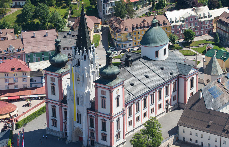 Harry Schiffer Photodesign, Harry Schiffer Die Pfarre Mariazell ist durch die jahrhundertealte Tradition der Wallfahrt geprägt: Zahlreiche Pilgernde besuchen jährlich die Basilika.