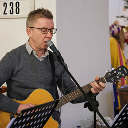Luis Pongratz an der Gitarre.