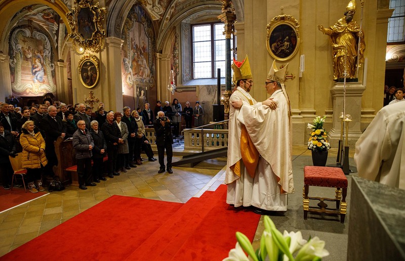 SONNTAGSBLATT, Gerd Neuhold Der neue Propst des Stiftes Vorau Bernhard Mayrhofer (links) mit Bischof Wilhelm Krautwaschl