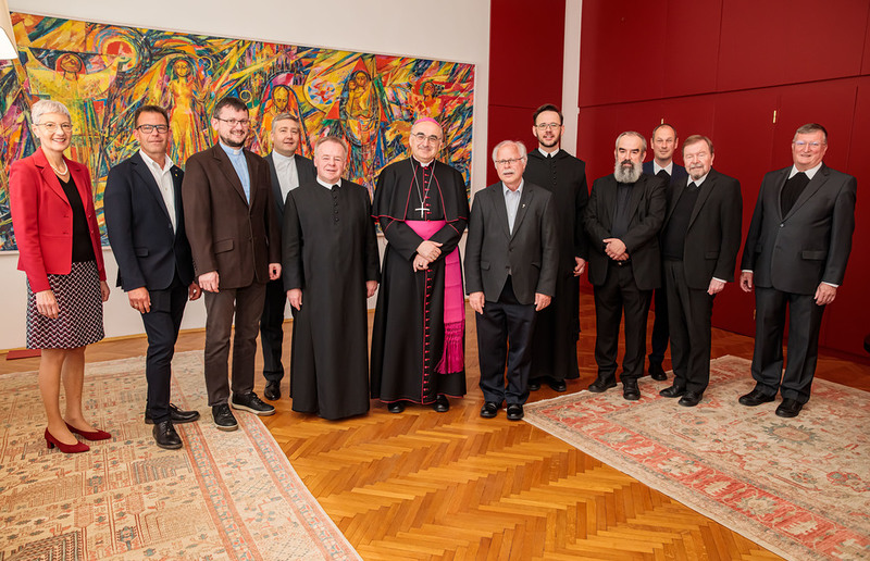 Bischof Wilhelm hat sieben Priester für ihren besonderen Einsatz ausgezeichnet.