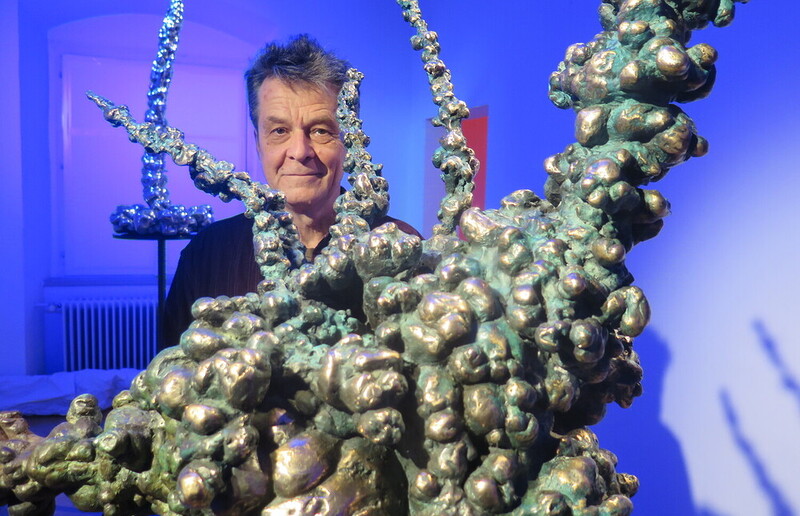 Henry Jesionka: Fleeing Shadows / Johannes Rauchenberger In den Skulpturen T=0-73,191 und T+76,437 zeigt Henry Jesionka in Bronze gegossene bzw. poliertes Aluminium übertragene Zeitstrahlen der Challenger-Katastrophe von 1986.