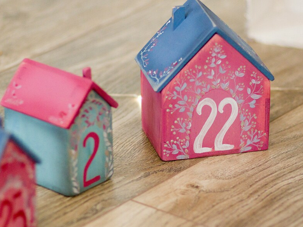 Elena Mozhvilo/unsplash Adventkalender erfreuen meist Jung und Alt und stimmen auf die Weihnachtszeit ein.