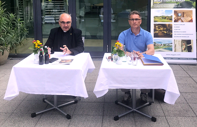 Diözesanbischof Wilhelm Krautwaschl und Wirtschaftsdirektor Andreas Ehart informieren in Seggau über die Lage der Diözese.