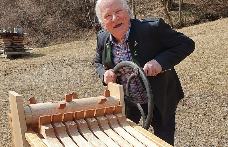 Der Ratschenbauer Franz Ederer mit seiner Turmratsche.