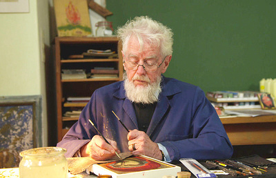 Abt Otto Strohmaier beim Ikonenmalen.