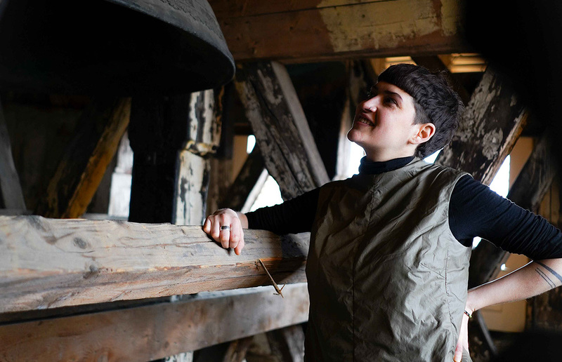 Die Künstlerin Antonia Manhartsberger beim Glockengestühl der Grazer Stadtpfarrkirche