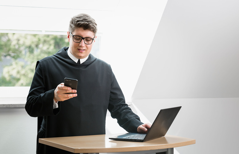 Frater Vinzenz ist für Stift Admont in den Social Media Kanälen höchst aktiv.
