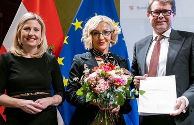 Preisträgerin Emina Saric mit Ministerin Raab und Minister Polaschek.