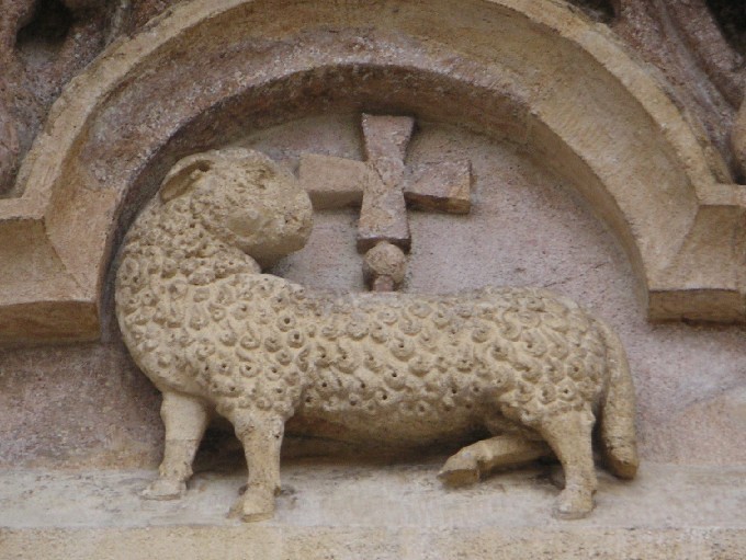 Das Lamm Gottes in einer Kirche in Jak (Ungarn).