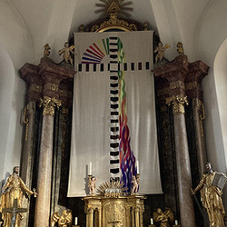 Das Fastentuch der Pfarre St. Stefan im Rosental wurde 2018 entworfen und gestaltet von Helga Petz.