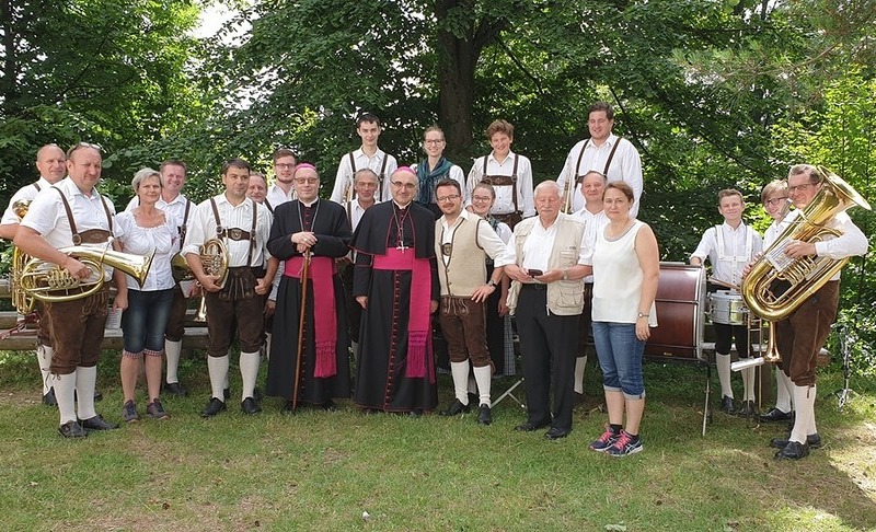 Mit dem Orchester Oberhaag als musikalische Begleitung zelebrierten Erzbischof Cvikl (l.) und Bischof Krautwaschl (r.) eine deutsch-slowenische Messe im Zeichen der Verbundenheit. 