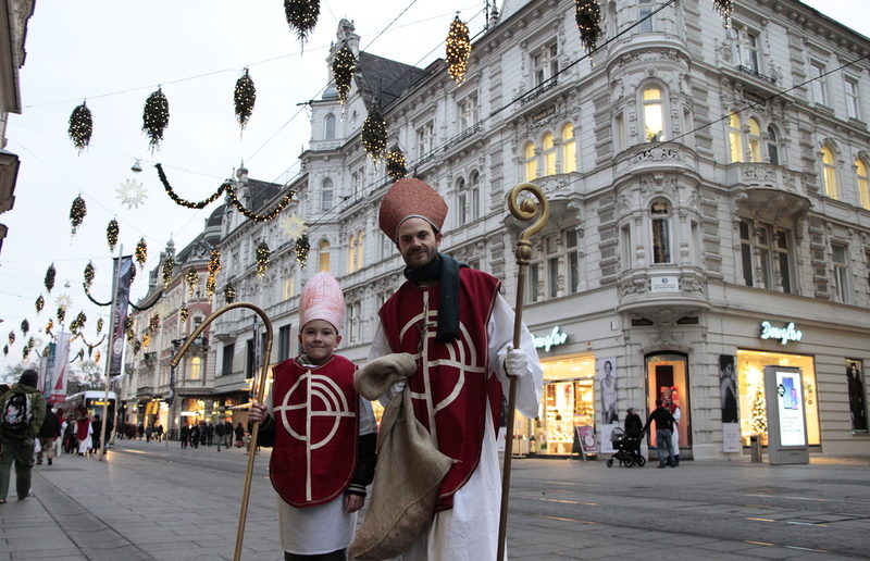 Nikoläuse in der Grazer Innenstadt / Gerd Neuhold Nikolaustreffen in der Grazer Herrengasse - auch dieses Jahr wieder am 6. Dezember.