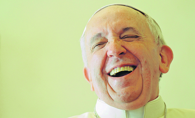 Papst Franziskus lacht bei einer Privataudient im Vatikan am 19.12.2013REUTERS/Tiziana Fabi/Pool (VATICAN - Tags: RELIGION POLITICS HEADSHOT) - RTX16OIL