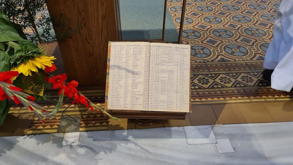 Katholische Kirche Steiermark Knapp 1500 Schwestern sind seit der Gründung der Provinz im Jahr 1870 im Professbuch der Kreuzschwestern eingetragen.