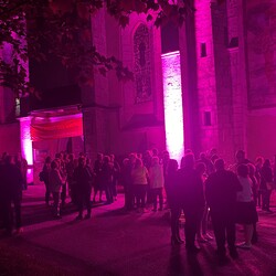 Die Pfarrkirche Sankt Gallen erschien im Magentaton; nach dem Abendgebet beim Feuer entstanden viele interessante Gespräche. 