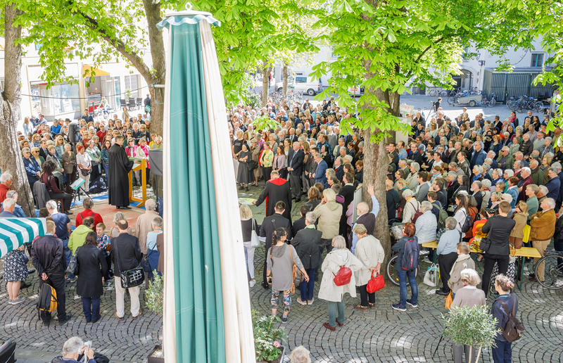 Einige hunderte Gläubige versammelten sich am Karfreitag am Grazer Färberplatz. Unter ihnen auch die Spitzen der steirischen Landespolitik.