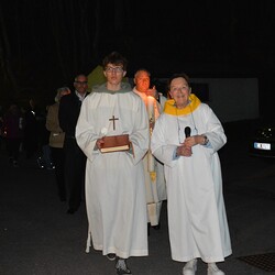 Auf dem Weg in die Kirche