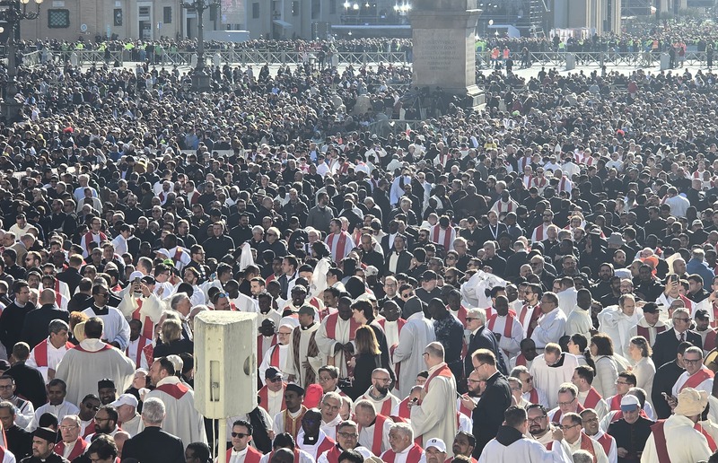 Hunderttausende Menschen auf dem Petersplatz in Rom