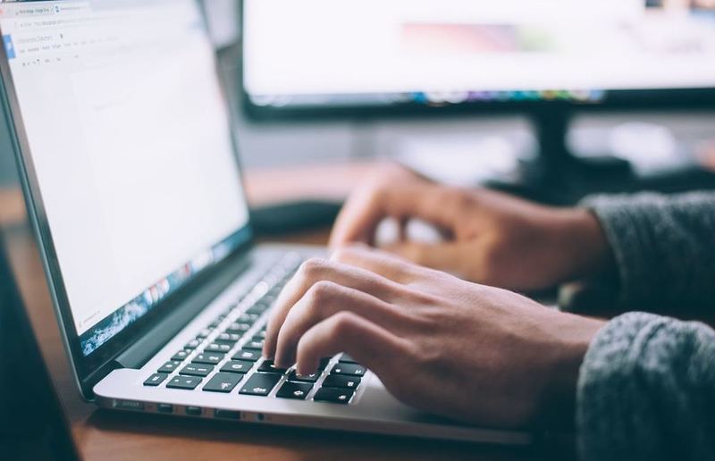 Glenn Carstens-Peters, Unsplash Für Menschen, die nicht gerne telefonieren gibt es jetzt auch Beratung per Chat.